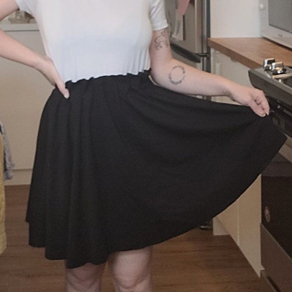 Pleated stretch black skirt - Picture 2 of 2